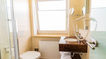 Dusche, kostenlose Toilettenartikel, Haartrockner, Handtücher