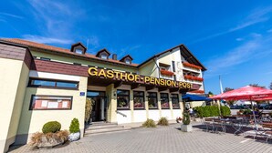 A building with a sign reading "GASTHOF-PENSION POST". - Gasthof Pension Post (Denkendorf)