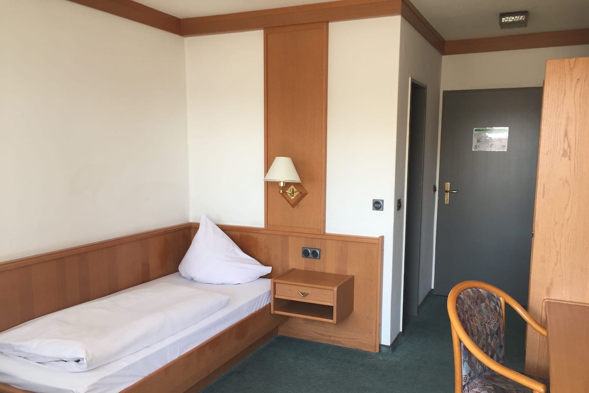 Standard Single Room | Egyptian cotton sheets, premium bedding, desk, laptop workspace