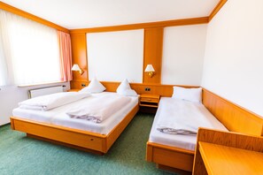 Chambre Triple Supérieure | Draps en coton égyptien, literie de qualité supérieure, bureau