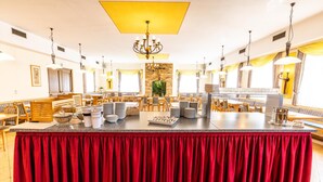 A spacious dining area with a central island, multiple tables, and a variety of seating options. - Gasthof Pension Post (Denkendorf)