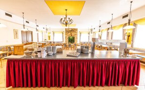 Petit déjeuner, déjeuner et dîner servis sur place