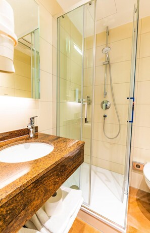 Douche, articles de toilette gratuits, sèche-cheveux