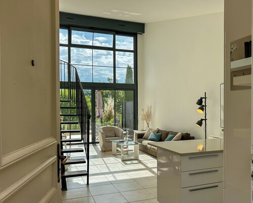 Modern villa in calm private domain with pool near St-Paul de Vence