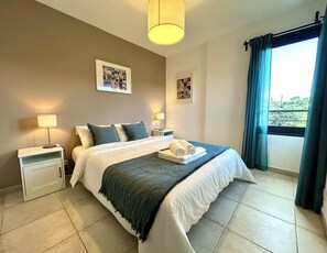 2 chambres, bureau, fer et planche à repasser, lit parapluie