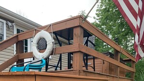 Een houten terras met een touwladder, een band en boomstammen met de tekst 'Blazin' Bundle'.