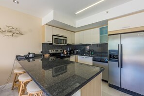 Frigorifero, microonde, forno, piano cottura