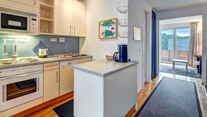 Apartment (FeWo 18) | Private kitchen | Coffee/tea maker, full-size fridge, microwave, oven - Forum Marinar (Heringsdorf)