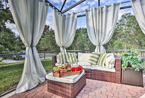 An outdoor seating area with wicker furniture, a fruit basket, and a potted plant. - 4 Mi to Animal Kingdom: Gem w/ Pool in Kissimmee (Kissimmee)