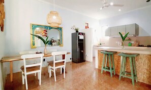 Kylskåp, mikrovågsugn, ugn och kaffe- och tebryggare