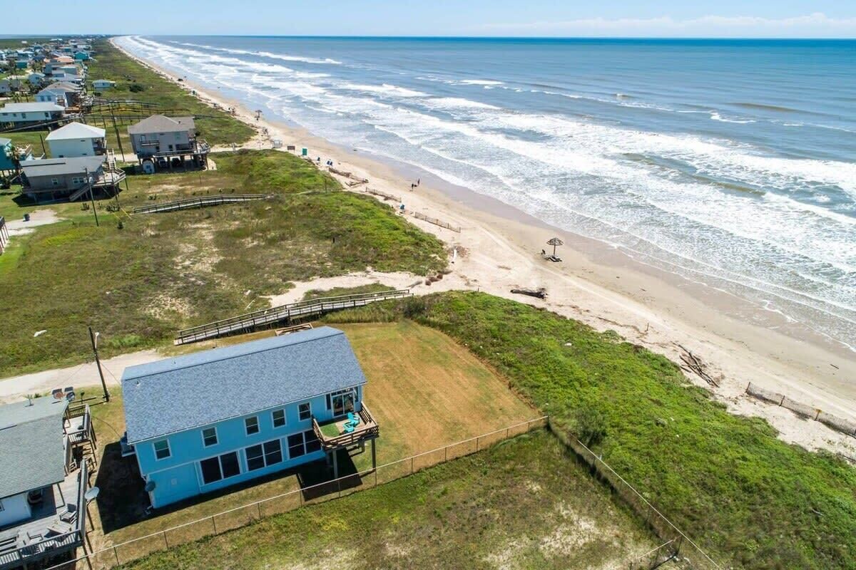 Beachfront & Center! Beautiful Ocean Views, Porch!