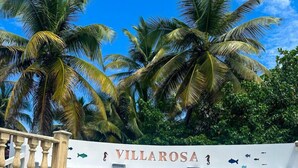 Uima-allas, jonka yhteydessä on kyltti, jossa lukee ”VILLAROSA”, ja koristeellisia kalakuvioisia laattoja.