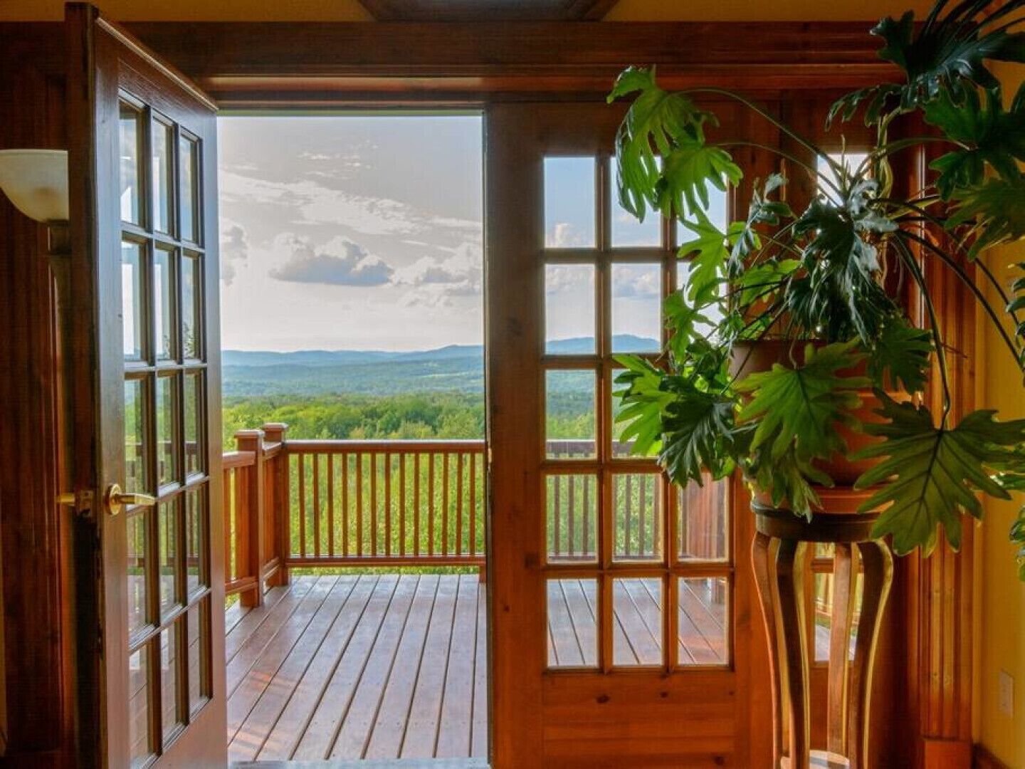 Top deck (northwest view) - Balcon au niveau supérieur (vue nord-ouest)