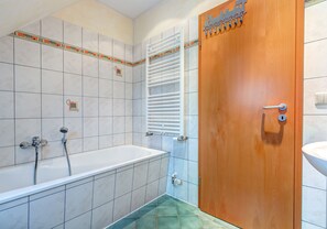 Ferienhaus | Badezimmer | Badewanne und Dusche (separat), Komfortbadewanne