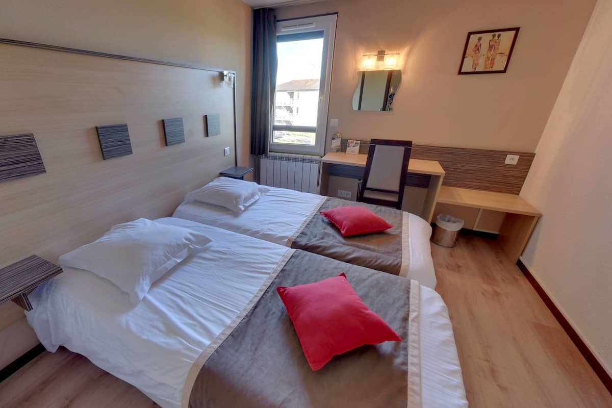 Zweibettzimmer | Schreibtisch, schallisolierte Zimmer, Babybetten, kostenloses WLAN