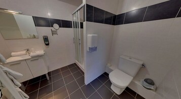 Ducha, secador de pelo, toallas y jabón