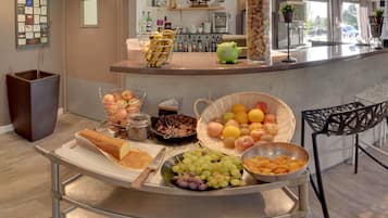 Tägliches Frühstücksbuffet (12 EUR pro Person)