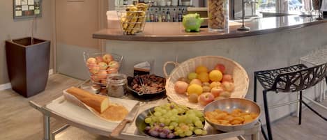 Bữa sáng buffet hàng ngày (12 EUR/mỗi người)
