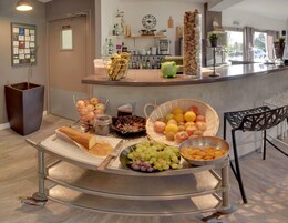 每日供应自助式早餐（每人 EUR 12）