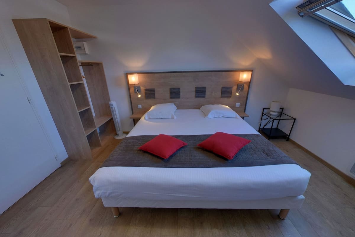 Schreibtisch, schallisolierte Zimmer, Babybetten, kostenloses WLAN