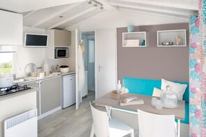 Husvogn – comfort (Cottage Confort) | Eget tekjøkken | Kjøleskap, mikrobølgeovn, kokeplater og kjøkkenutstyr