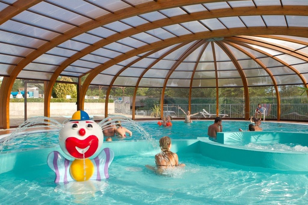 室內游泳池和季節性室外游泳池，開放時間為 10:00 至 19:00，提供泳池遮陽傘和日光浴躺椅