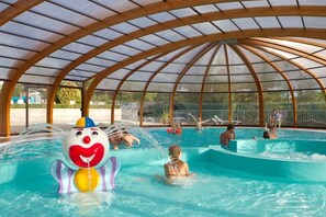 Innendørsbasseng, sesongbasert utendørsbasseng og bassengparasoller