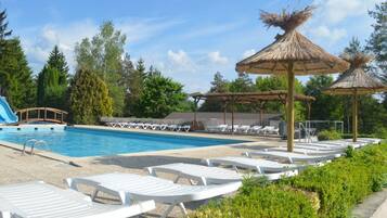 Piscina coperta, piscina stagionale all'aperto, ombrelloni da piscina