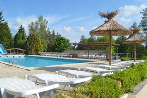 Indoor pool, seasonal outdoor pool, pool umbrellas, pool loungers - Camping Le Moulin (Patornay)