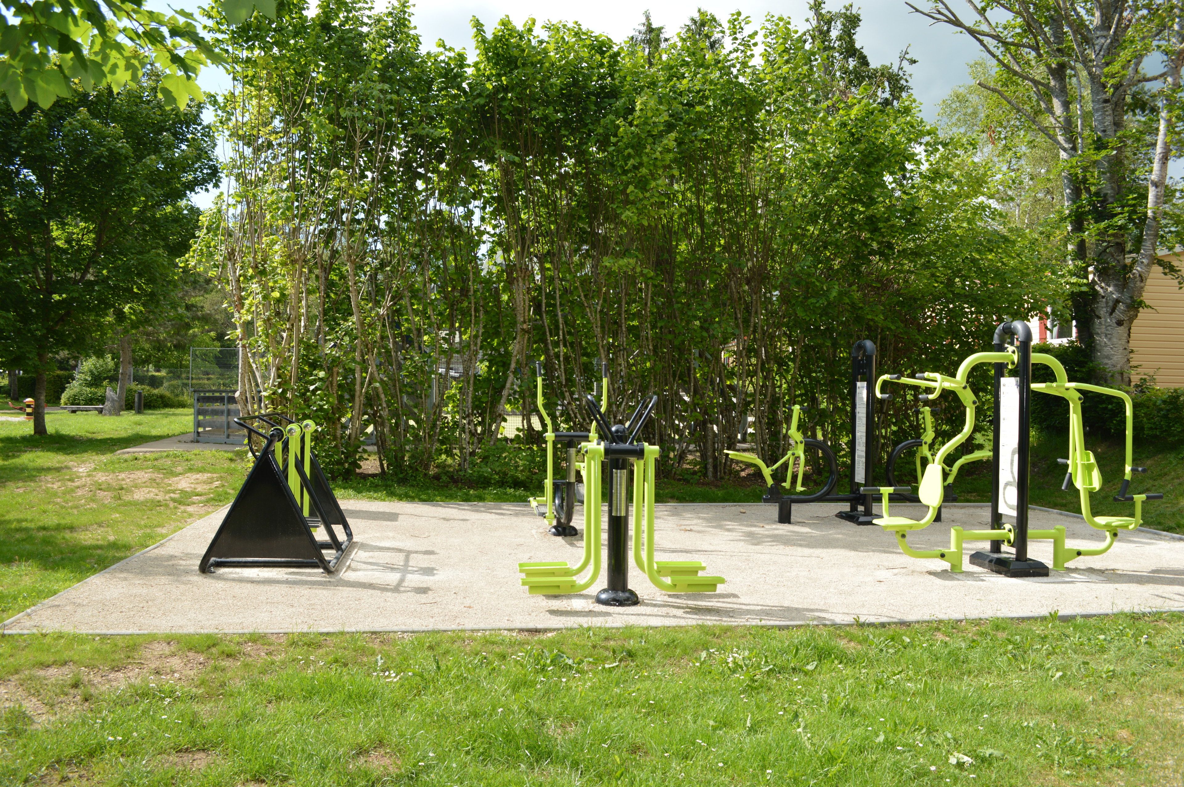 Équipement de fitness installé en plein air, dans un parc.