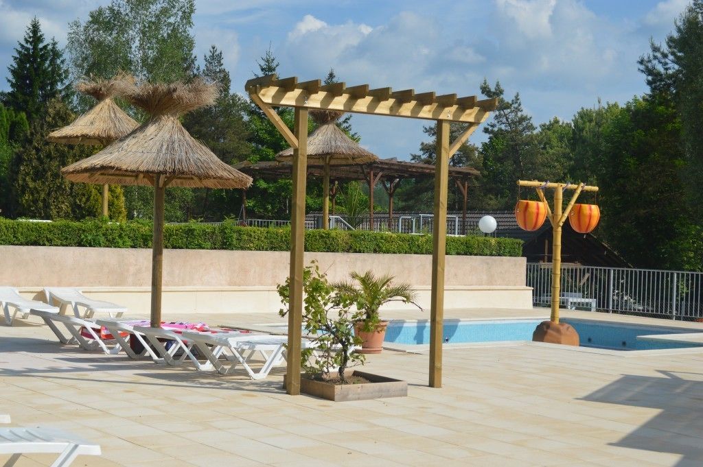 Hồ bơi trong nhà, hồ bơi ngoài trời phục vụ theo mùa 