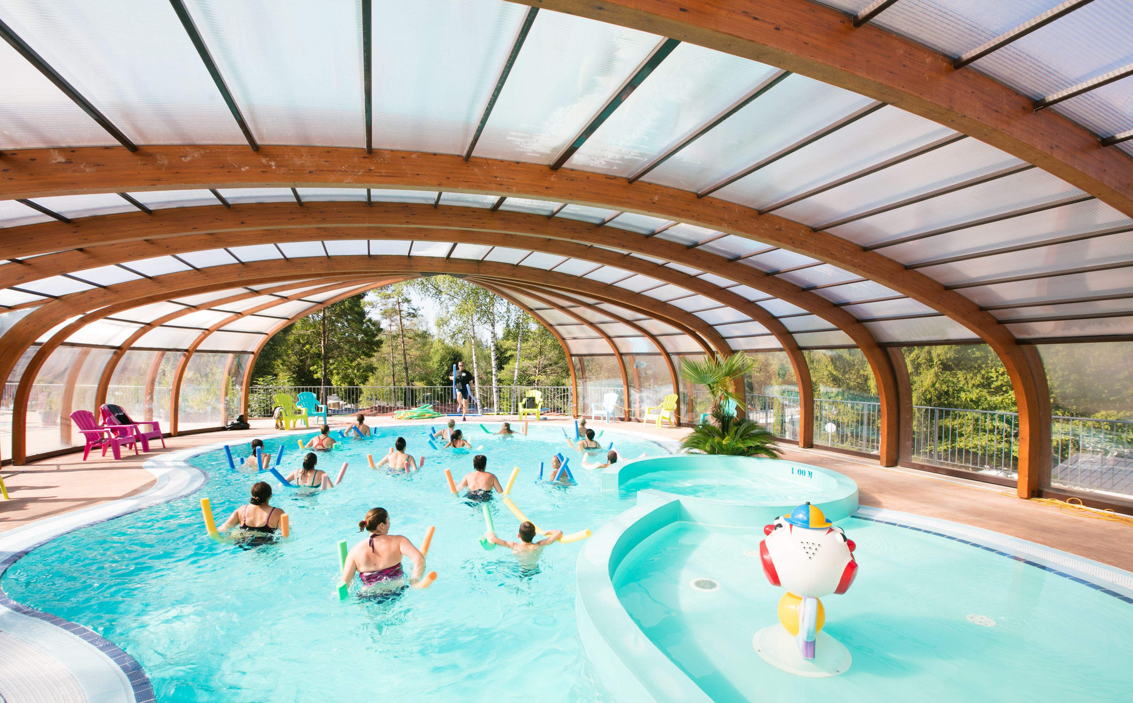Innenpool, Außenpool (je nach Saison geöffnet), Sonnenschirme