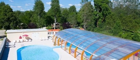 Una piscina cubierta, una piscina al aire libre de temporada
