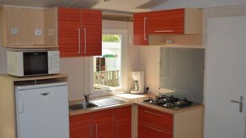 Comfort Mobile Home, 2 Bedrooms | Private kitchen | Fridge, microwave, stovetop, cookware/dishes/utensils
