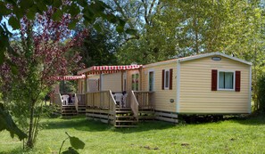 2 bedrooms, blackout curtains, cots/infant beds, WiFi - Camping Les Pêcheurs (Pont-de-Poitte)