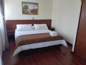 Escritorio, wifi gratis, ropa de cama