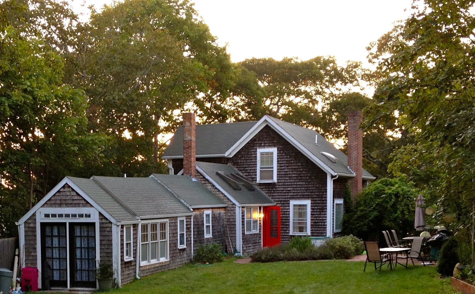 Walk to town/ferry, beach amenities, flat-screen TV, WiFi