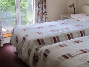 2 bedrooms, iron/ironing board, WiFi, bed sheets - Comfortable, Modern, Luxury, Secure, Beachfront, Seafront, City Centre (Galway)