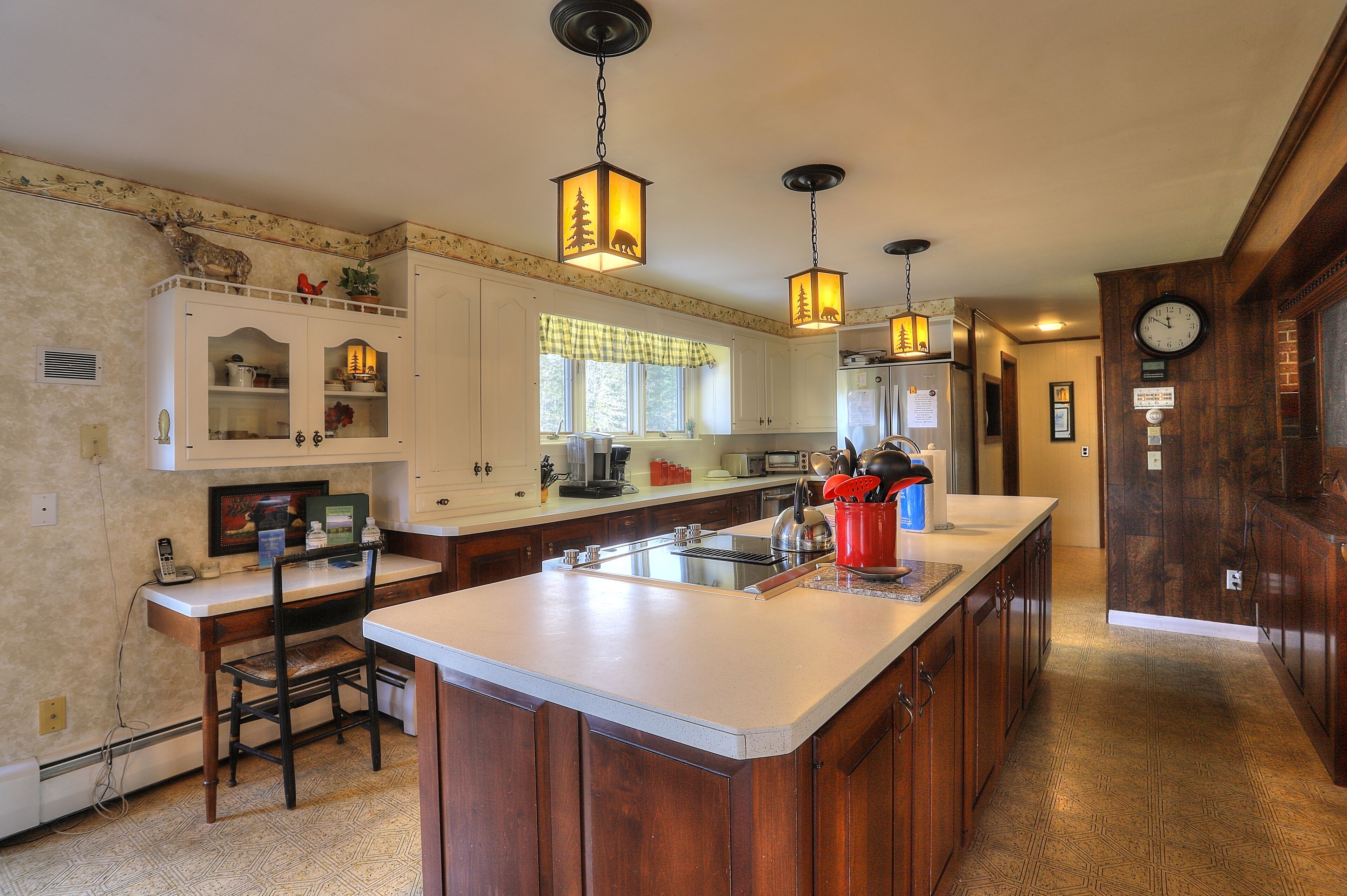 Alpine Meadows Lodge - Beautiful home on 7 acres of land just a mile from Main Street