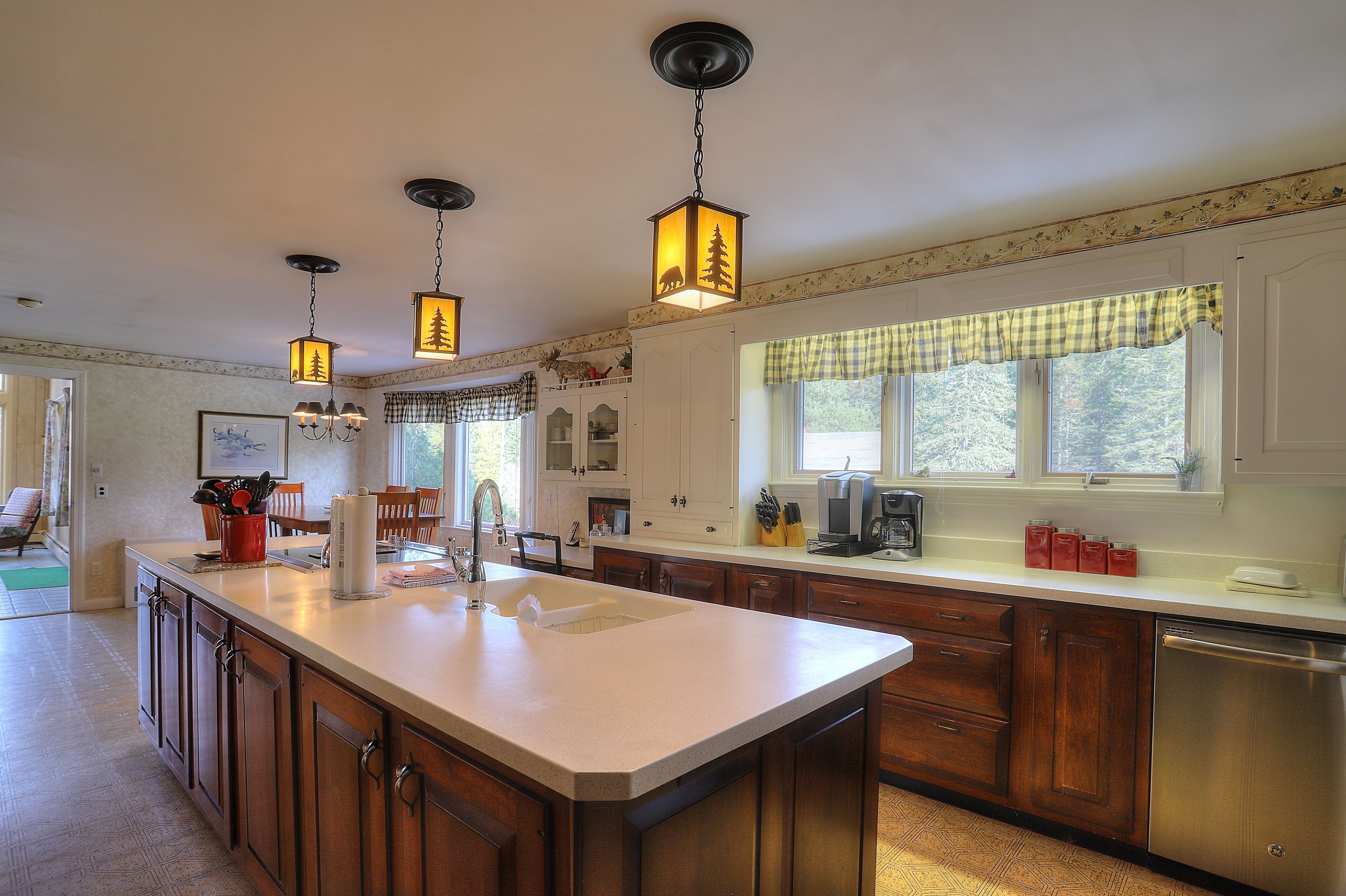 Alpine Meadows Lodge - Beautiful home on 7 acres of land just a mile from Main Street