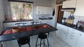 Réfrigérateur, micro-ondes, plaque de cuisson, cafetière/bouilloire