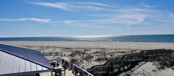 Oceanfront Cottage w/Great Views, Huge Deck, BHI Club+Golf, 3 Carts, Dogs OK