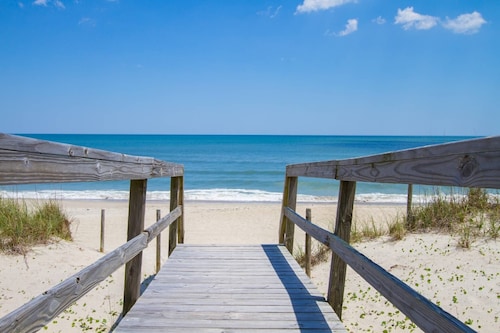 Oceanfront Cottage w/Great Views, Huge Deck, BHI Club+Golf, 3 Carts, Dogs OK