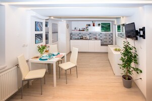 Standard Apartment | In-room dining