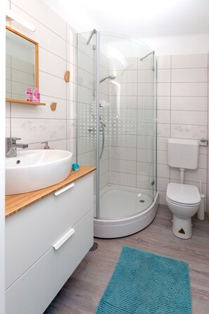 Standard Apartment | Bilik Mandi | Pancuran mandi, kelengkapan dandanan diri percuma, pengering rambut 