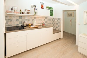 Appartement Standard | Cuisine privée | Réfrigérateur, micro-ondes, plaque de cuisson, cafetière/bouilloire