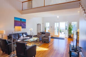 Interior - Steps to Beach. Relax in Dog Friendly Ocean View Home, 2 Master Suites & Porch (Folly Beach)