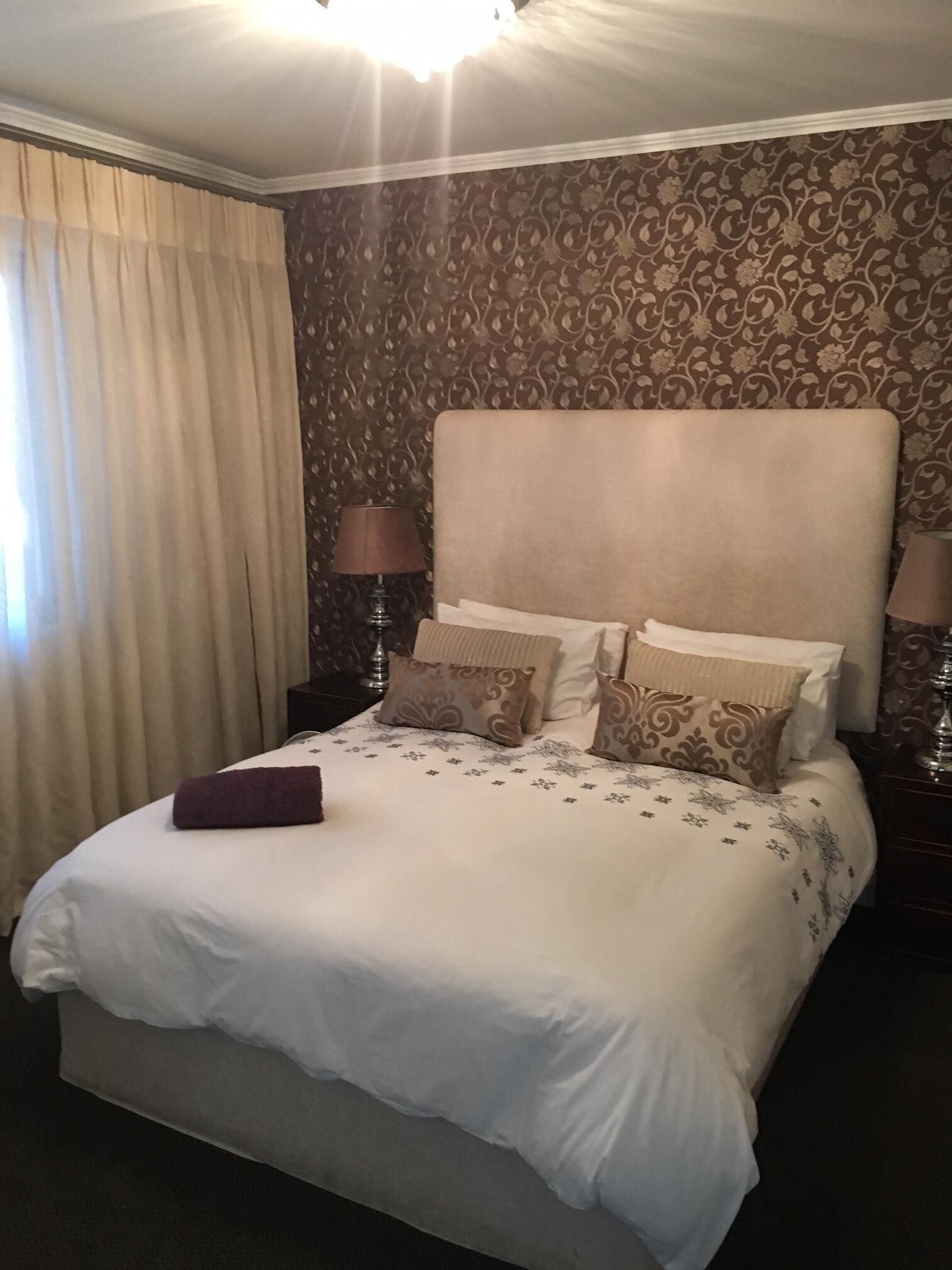 Comfortable, modern 1 bedroom on the lovely canals