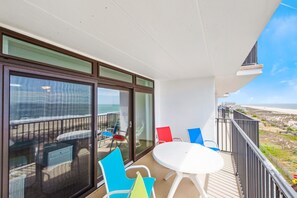 Outdoor dining - XPLORIE ACTIVITIES & LINENS INCLUDED*!  OUTDOOR POOL (IN SEASON), TENNIS & MORE!!! (Ocean City)