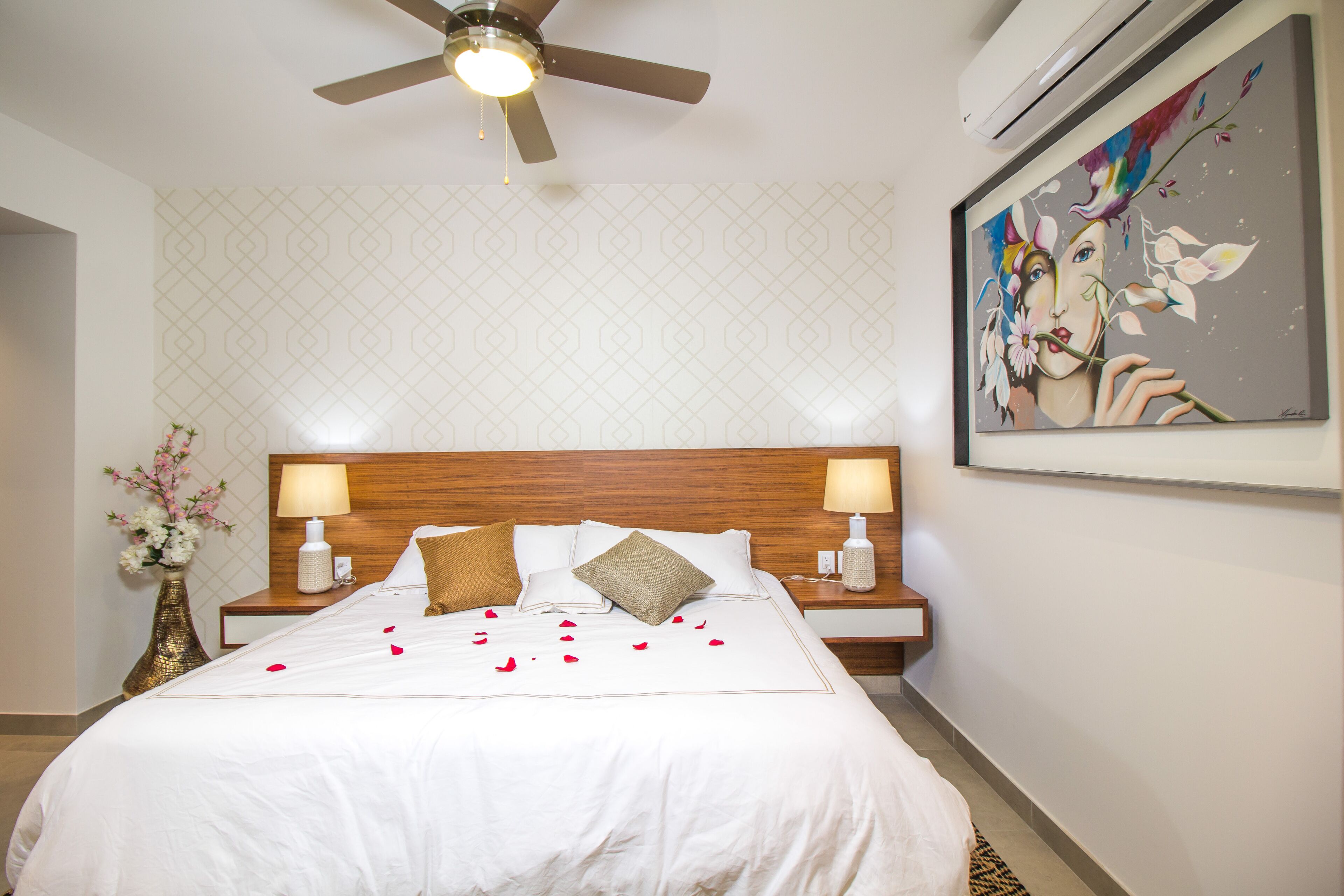 Condo Pavilion 211 in Romantic Zone with rooftop pool and Ocean/Mountain views!